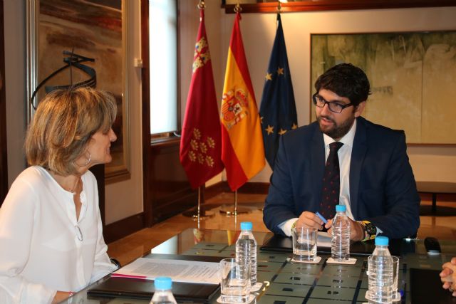 Fernando López Miras se reúne con la presidenta de la Asociación Red Madre - 2, Foto 2