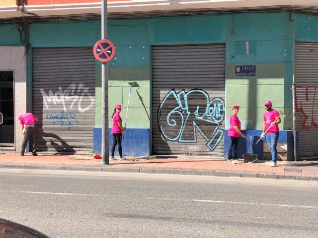 Más de 50 vecinos pintan junto con técnicos del Ayuntamiento de Murcia 20 paredes de San Antolín - 2, Foto 2