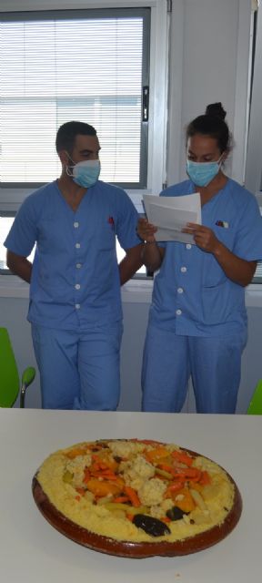La Asociación de Refugiados Rifeños en España y la Plataforma de apoyo al Rif visitó al personal de la UCI del Hospital Reina Sofía - 2, Foto 2