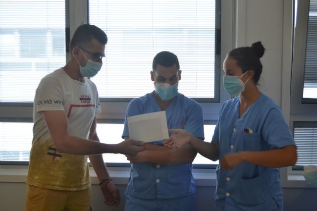 La Asociación de Refugiados Rifeños en España y la Plataforma de apoyo al Rif visitó al personal de la UCI del Hospital Reina Sofía - 3, Foto 3