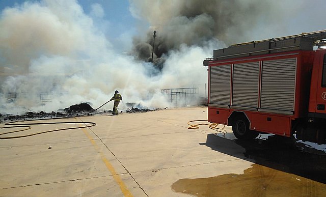 Incendio en el exterior de una nave industrial del polgono Industrial Las Salinas, Foto 2