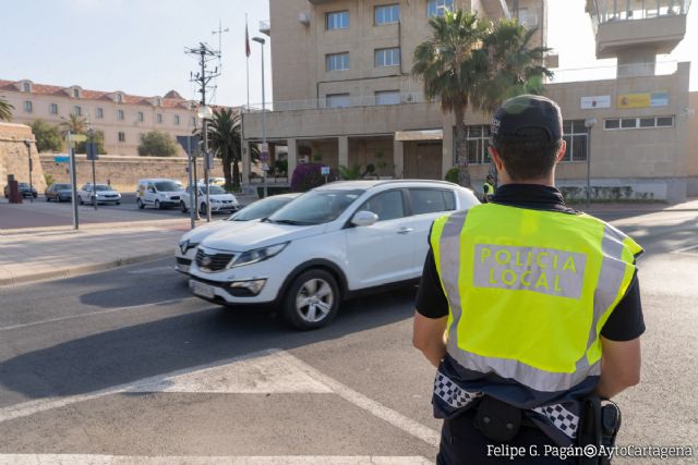 La Policía Local denuncia a 11 conductores por usar el teléfono móvil en Cartagena - 1, Foto 1
