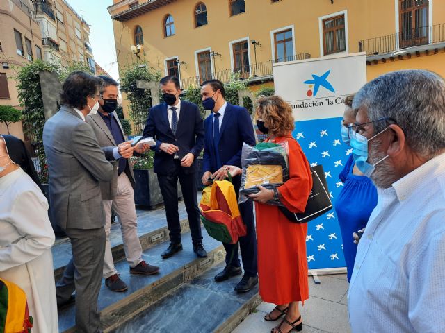 El Comedor Social y Cáritas Alcantarilla reciben una donación de material escolar de Caixabank - 1, Foto 1