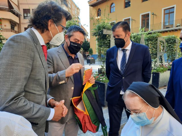 El Comedor Social y Cáritas Alcantarilla reciben una donación de material escolar de Caixabank - 2, Foto 2