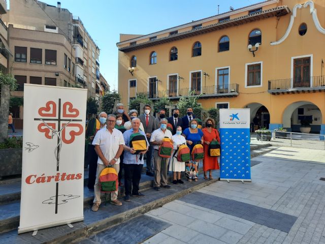 El Comedor Social y Cáritas Alcantarilla reciben una donación de material escolar de Caixabank - 3, Foto 3