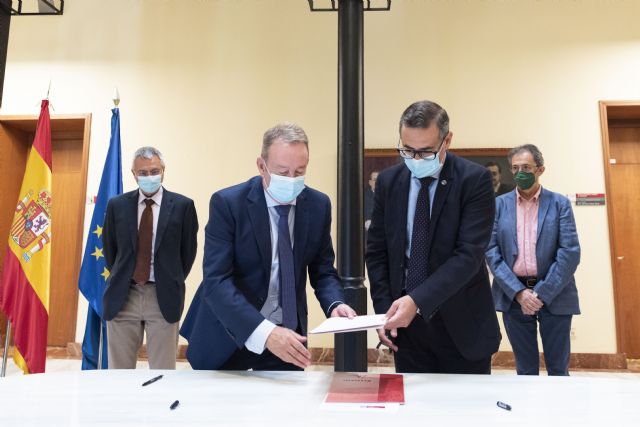 Clínica Oftalmológica Centrofama dona a la Universidad de Murcia un aparato para investigar la miopía - 1, Foto 1