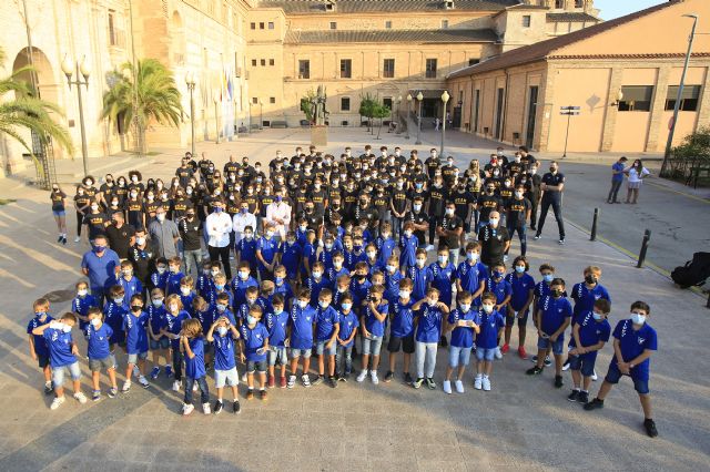 Foto de familia de algunos de los canteranos de los clubes de fútbol y baloncesto de la UCAM, Foto 1