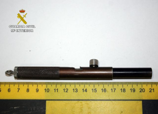 La Guardia Civil detiene al gerente de un club de alterne por la tenencia de un bolígrafo pistola en el establecimiento - 2, Foto 2