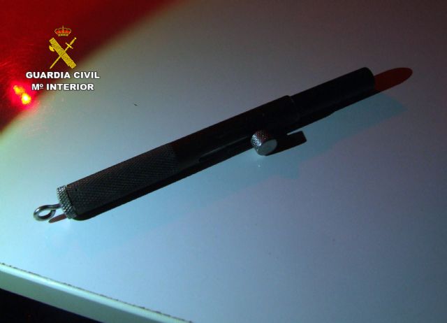 La Guardia Civil detiene al gerente de un club de alterne por la tenencia de un bolígrafo pistola en el establecimiento - 4, Foto 4