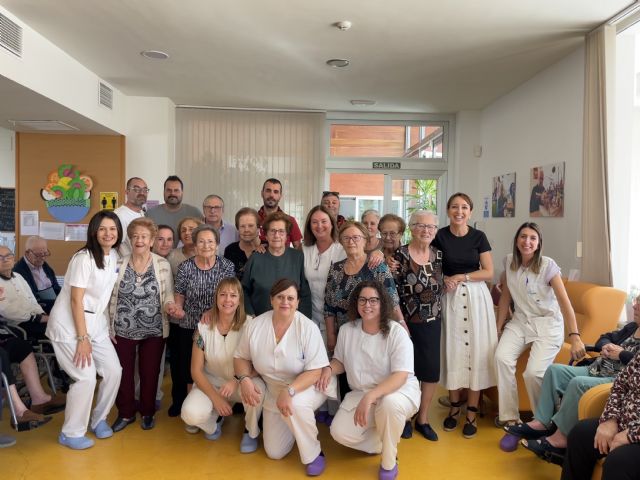 La Alcaldesa y el Concejal de Bienestar Social han visitado el Centro de día del municipio de Bullas y a la Asociación ALZHAD con el fin de mantener un contacto estrecho con estas dependencias y desearles felices fiestas - 1, Foto 1