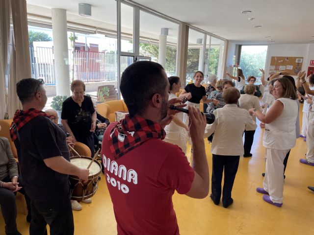 La Alcaldesa y el Concejal de Bienestar Social han visitado el Centro de día del municipio de Bullas y a la Asociación ALZHAD con el fin de mantener un contacto estrecho con estas dependencias y desearles felices fiestas - 2, Foto 2