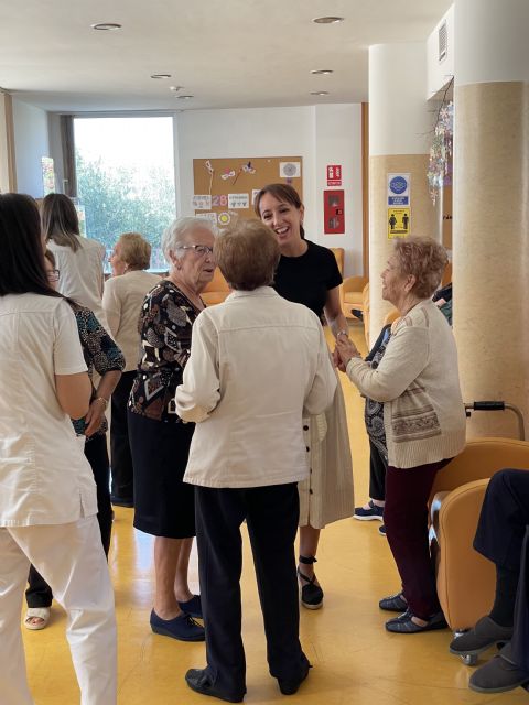 La Alcaldesa y el Concejal de Bienestar Social han visitado el Centro de día del municipio de Bullas y a la Asociación ALZHAD con el fin de mantener un contacto estrecho con estas dependencias y desearles felices fiestas - 3, Foto 3