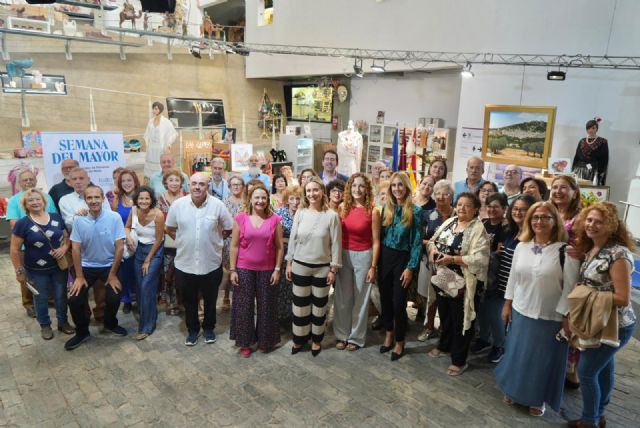 Los centros sociales del IMAS exponen sus obras artísticas para conmemorar el Día Internacional del Mayor - 3, Foto 3