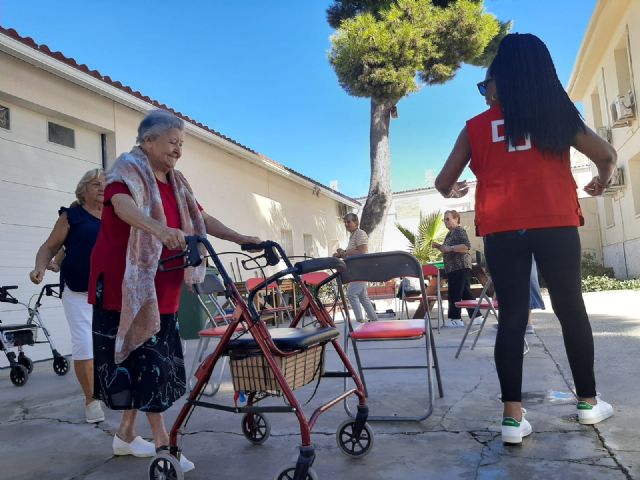 Cruz Roja ayudó a mejorar la vida de más de 231.000 personas mayores y cuidadoras en Espa&ntilde;a en 2025, más de 3.500 en la Región de Murcia - 5, Foto 5