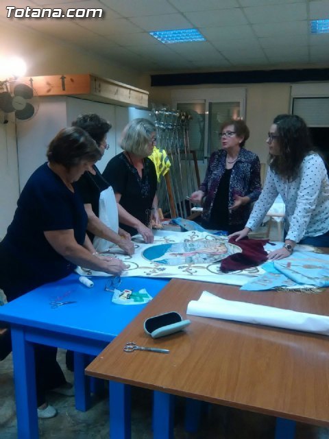 El taller de bordado organizado por la Hermandad de la Oración en el Huerto marcha a buen ritmo - 2, Foto 2