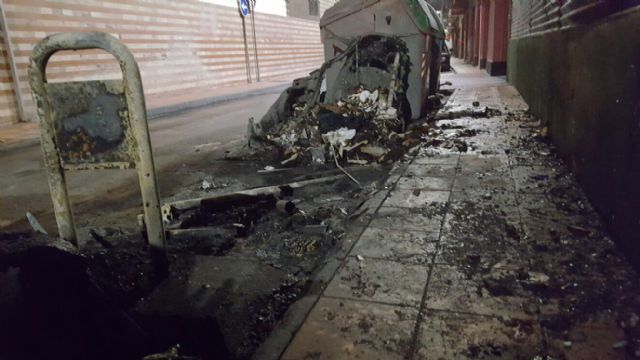 Nueva oleada de incendios de contenedores en el centro de Murcia - 1, Foto 1