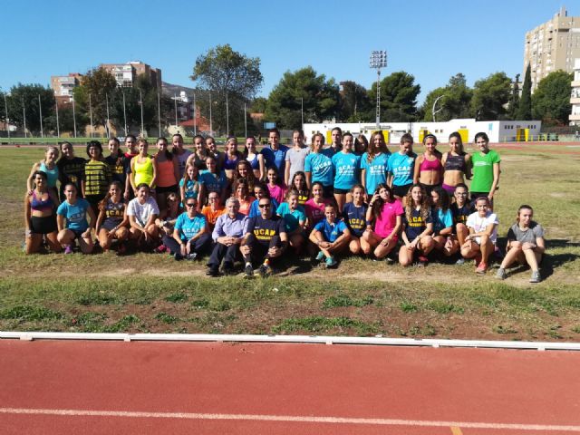 El Director General de Deportes visita un entrenamiento del UCAM Atletismo Cartagena - 1, Foto 1