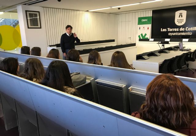 Los estudiantes de FP del IES 'La Florida' conocen la OMIC torreña - 1, Foto 1