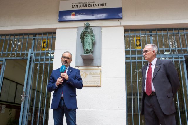 El IES ‘San Juan de la Cruz’ clausura su 50 aniversario con la colocación de una placa conmemorativa en la fachada del centro - 2, Foto 2