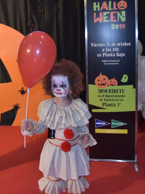 Alma Gómez y su original vestimenta de It el payaso., Foto 1