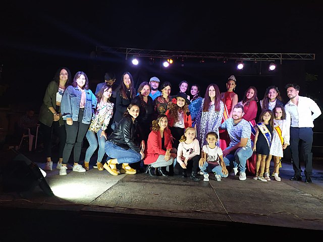 El desfile de carrozas y comparsas pone fin a las Fiestas del Pilar - 2, Foto 2