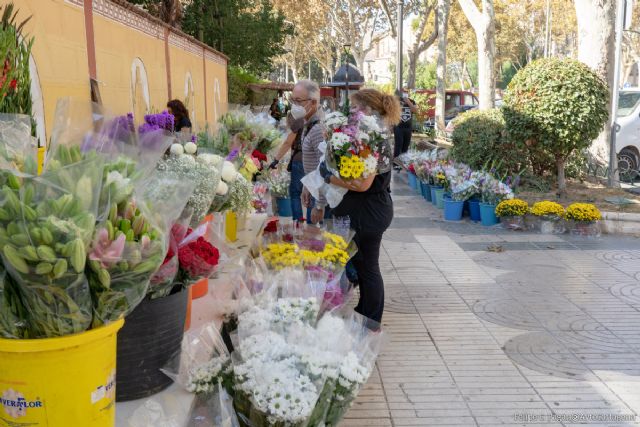 El tradicional mercadillo de flores de Todos los Santos abre desde este sábado - 1, Foto 1