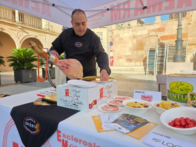 Lorca se vuelca un año más con la Asociación de Esclerosis Múltiple de la Región de Murcia con la celebración del V Encuentro Solidario de Cortadores de Jamón - 1, Foto 1