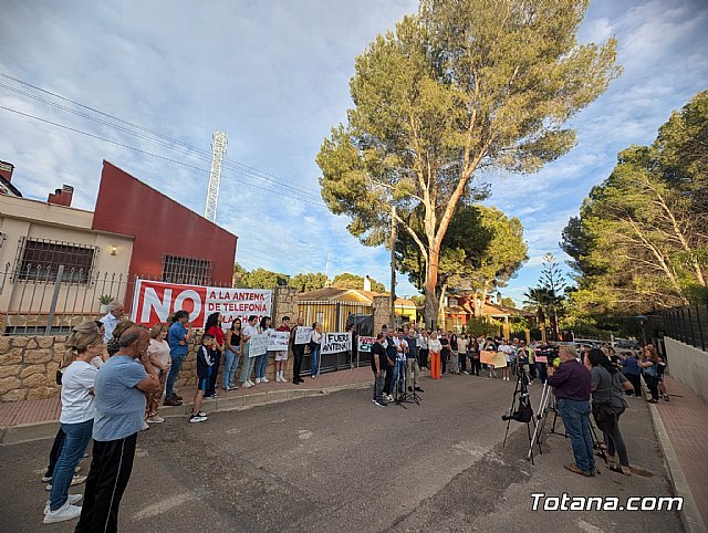 Foto de archivo de la concentración contra la antena de telefonía en La Charca, Foto 1