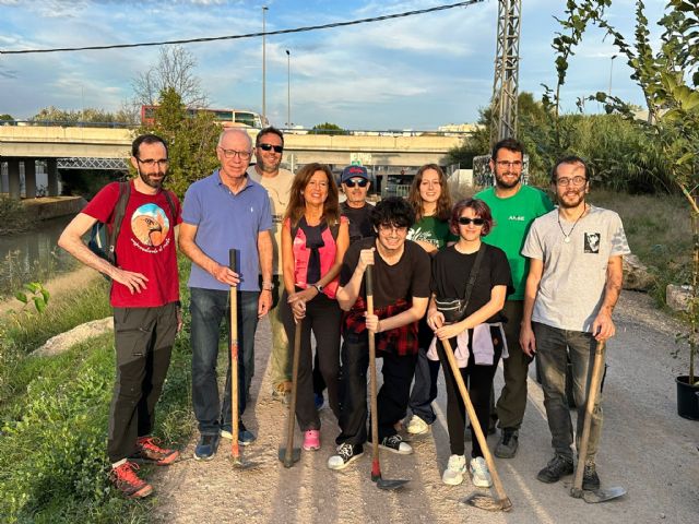 El Ayuntamiento refuerza su compromiso con la recuperación del Río Segura con nuevas plantaciones en Barriomar - 2, Foto 2
