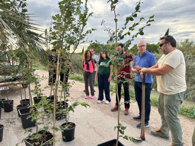 El Ayuntamiento refuerza su compromiso con la recuperación del Río Segura con nuevas plantaciones en Barriomar - 3, Foto 3