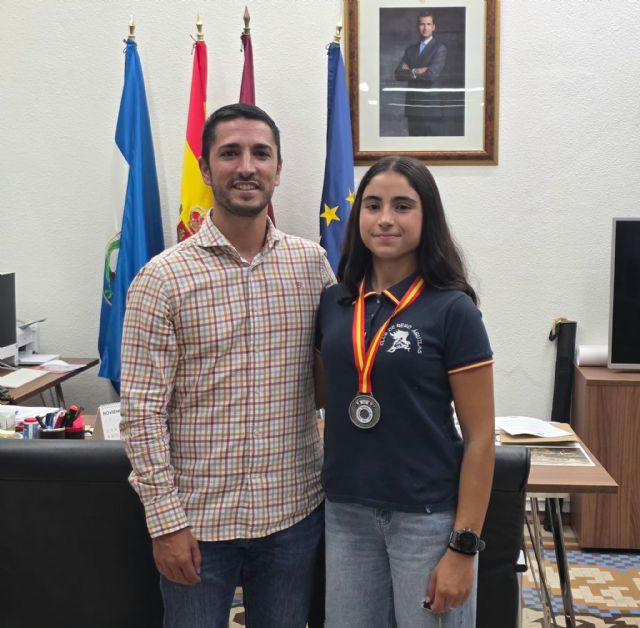 El alcalde, Crist�bal Casado, recibe en el Ayuntamiento a la joven remera aguile&ntilde;a Carmen Navarro Ruiz, subcampeona de Espa&ntilde;a de Remo de Mar