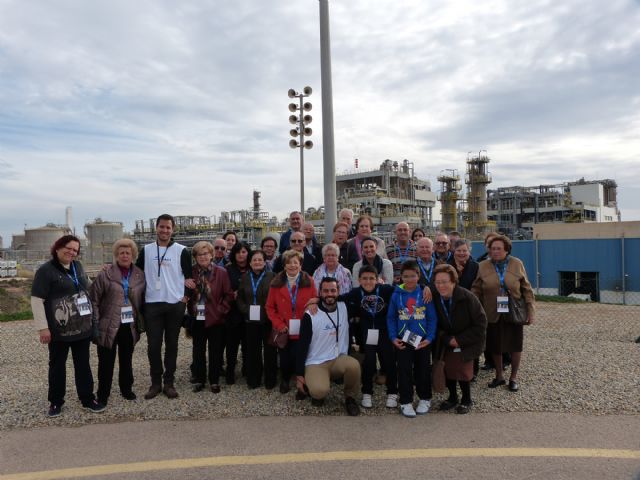 Más de un centenar de vecinos de La Aljorra visitan SABIC para conocer sus últimas novedades - 1, Foto 1