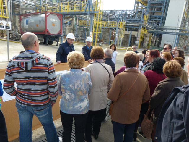 Más de un centenar de vecinos de La Aljorra visitan SABIC para conocer sus últimas novedades - 2, Foto 2