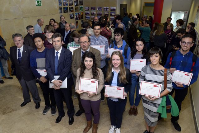 Entregadas las becas Pablo Artal para estudiantes con talento en Ciencias - 1, Foto 1