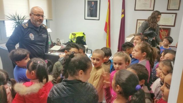 Más de un centenar de alumnos del CEIP Comarcal-Deitania visitan las dependencias de la Jefatura de la Policía Local y la Colección Museográfica, Foto 6