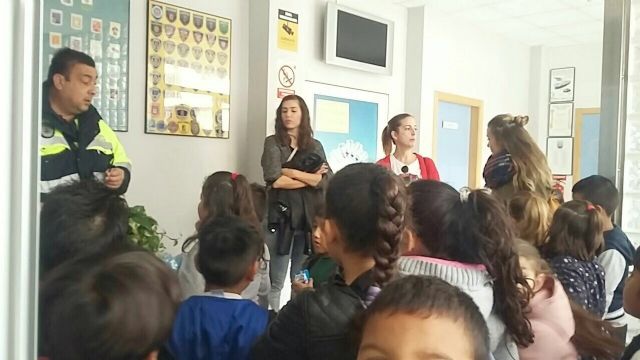 Más de un centenar de alumnos del CEIP Comarcal-Deitania visitan las dependencias de la Jefatura de la Policía Local y la Colección Museográfica, Foto 7