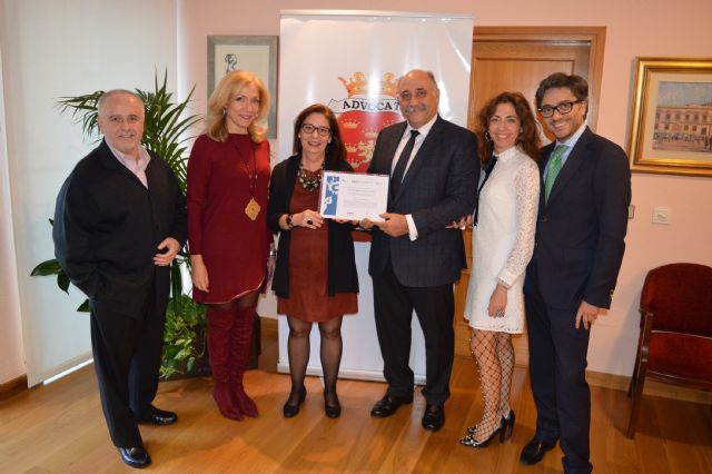 María Dolores Navarro Esteban recibe el premio del Concurso de Microrrelatos de Abogados - 1, Foto 1