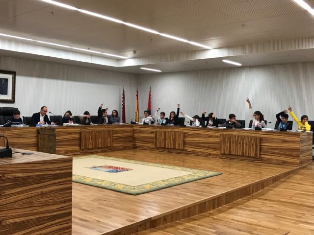 La Corporación Municipal de Torre-Pacheco, cede el Salón de Plenos a los niños - 1, Foto 1