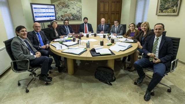  El jefe del Ejecutivo regional, Fernando López Miras, ha presidido la reunión del Consejo de Gobierno en la que se ha aprobado el Proyecto de Ley de Presupuestos Generales de la Comunidad para 2018., Foto 1