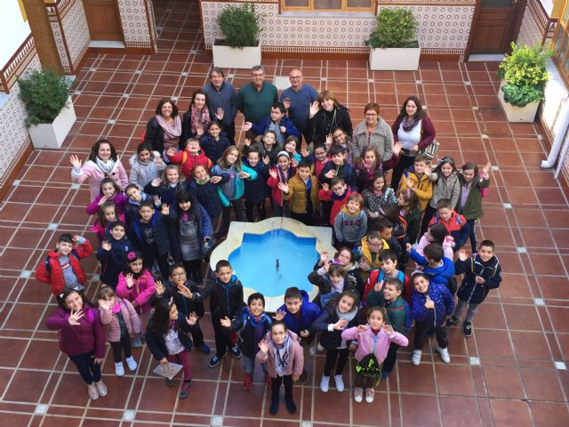 Los alumnos de 3º A y B de Primaria del Colegio Miguel Hernández han visitado hoy el Ayuntamiento - 1, Foto 1