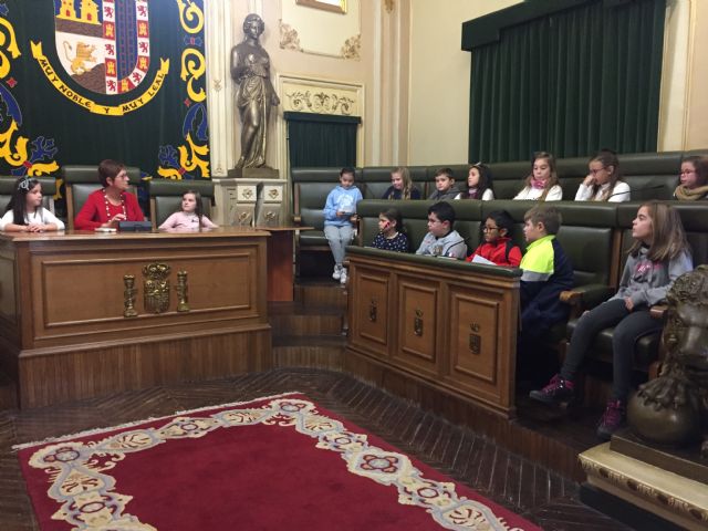 Los alumnos de 3º A y B de Primaria del Colegio Miguel Hernández han visitado hoy el Ayuntamiento - 2, Foto 2
