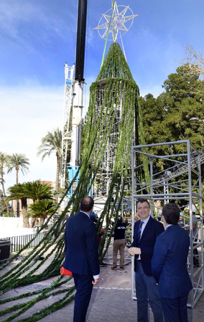 Se inicia el montaje del Gran Árbol, que encenderá la Navidad murciana el sábado 7 - 1, Foto 1