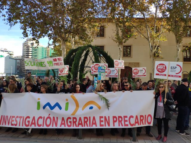 Trabajadores del IMIDA se han concentrado hoy en la puerta principal del Palacio de San Esteban - 1, Foto 1