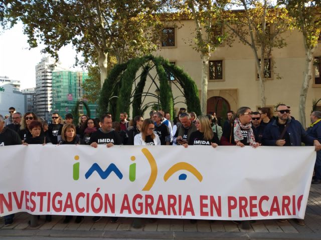 Trabajadores del IMIDA se han concentrado hoy en la puerta principal del Palacio de San Esteban - 2, Foto 2