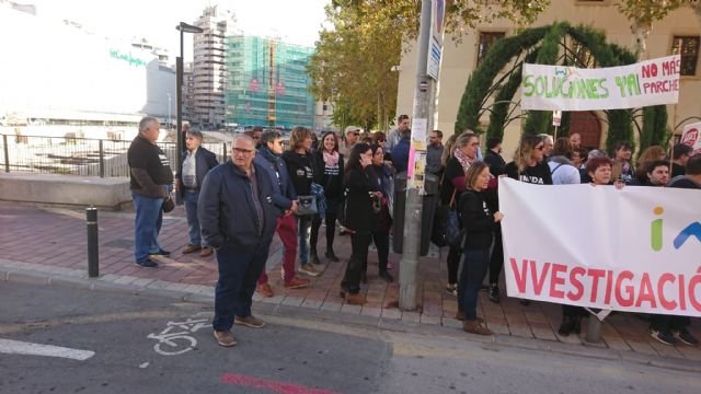 Trabajadores del IMIDA se han concentrado hoy en la puerta principal del Palacio de San Esteban - 3, Foto 3