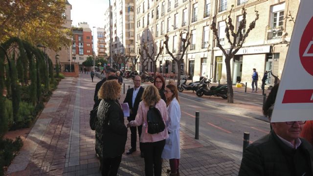 Trabajadores del IMIDA se han concentrado hoy en la puerta principal del Palacio de San Esteban - 4, Foto 4