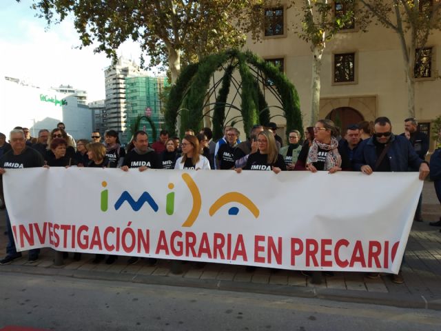 Trabajadores del IMIDA se han concentrado hoy en la puerta principal del Palacio de San Esteban - 5, Foto 5