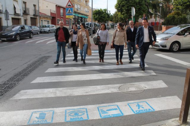 Instalación de pictogramas en los pasos de peatones para la integración de personas con discapacidad - 1, Foto 1