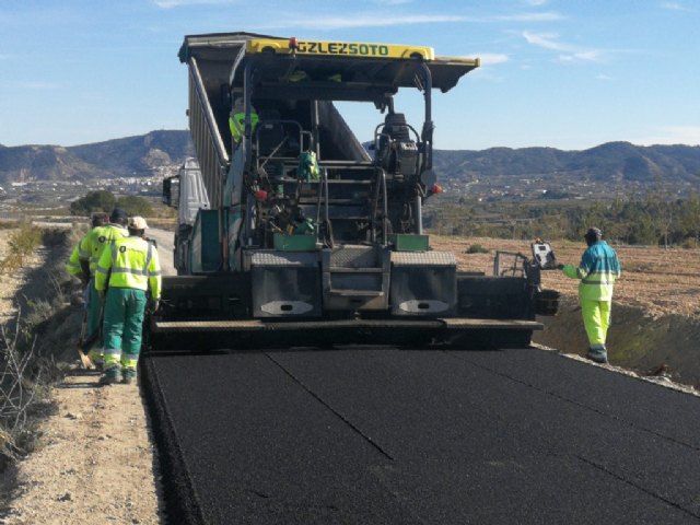 El Concejal de Urbanismo, Obras Públicas y Agricultura, visita las obras de acondicionamiento y pavimentación de caminos rurales - 2, Foto 2