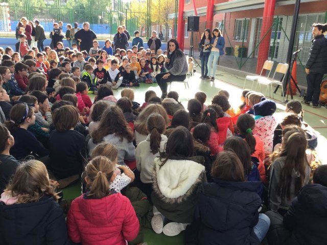 La cantante Ruth Lorenzo amadrina el mercado solidario del Liceo en beneficio de AFADECA contra el cáncer - 1, Foto 1